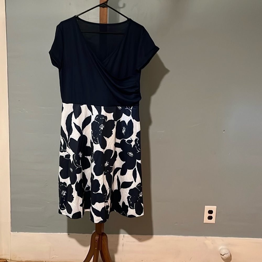 Navy Blue&White dress:New/Never Worn!       Floral Print&Top part of it streches